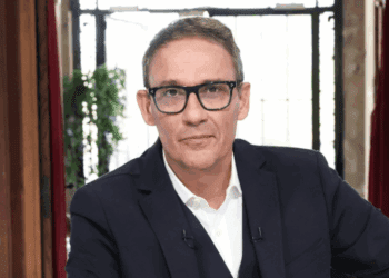 « Drôle de façon de parler de son épouse » : Julien Courbet ose une blague et réplique face aux vives réactions