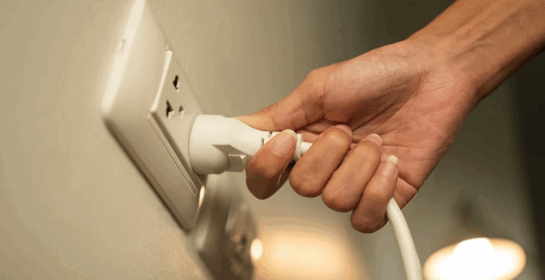 Pourquoi il ne faut jamais quitter la maison sans débrancher cet appareil, selon les experts