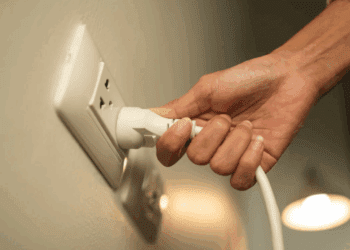 Pourquoi il ne faut jamais quitter la maison sans débrancher cet appareil, selon les experts