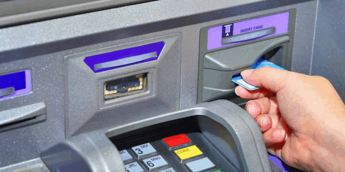 Quand vous tirez de l'argent au distributeur de billets, vérifiez toujours ce détail crucial avant d'insérer votre carte 3 Quand vous tirez de l'argent au distributeur de billets, vérifiez toujours ce détail crucial avant d'insérer votre carte Quand vous tirez de l’argent au distributeur de billets, vérifiez toujours ce détail crucial avant d’insérer votre carte