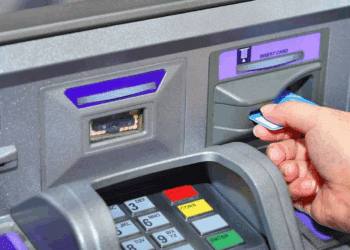 Quand vous tirez de l&rsquo;argent au distributeur de billets, vérifiez toujours ce détail crucial avant d&rsquo;insérer votre carte