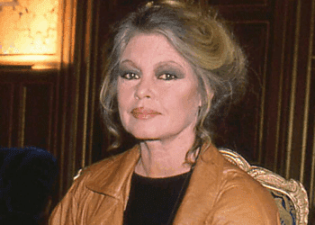 «Elle te choisit ou ne te choisit pas» : un ex-journaliste de France 2 révèle sa relation avec Brigitte Bardot 17 «Elle te choisit ou ne te choisit pas» : un ex-journaliste de France 2 révèle sa relation avec Brigitte Bardot «Elle te choisit ou ne te choisit pas» : un ex-journaliste de France 2 révèle sa relation avec Brigitte Bardot