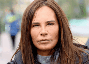 3 ans après, Nathalie Marquay dévoile l'objet qu'elle a glissé dans la tombe de Jean-Pierre Pernaut : "J'ai mis une..." 18 3 ans après, Nathalie Marquay dévoile l'objet qu'elle a glissé dans la tombe de Jean-Pierre Pernaut : "J'ai mis une..." 3 ans après, Nathalie Marquay dévoile l’objet qu’elle a glissé dans la tombe de Jean-Pierre Pernaut : « J’ai mis une… »