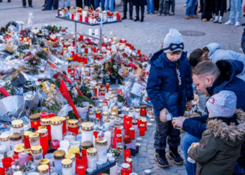 « Faites gaffe à la mousse » : la mise en garde d&rsquo;un serveur de bar de Crans-Montana, 6 ans avant l&rsquo;incendie mortel