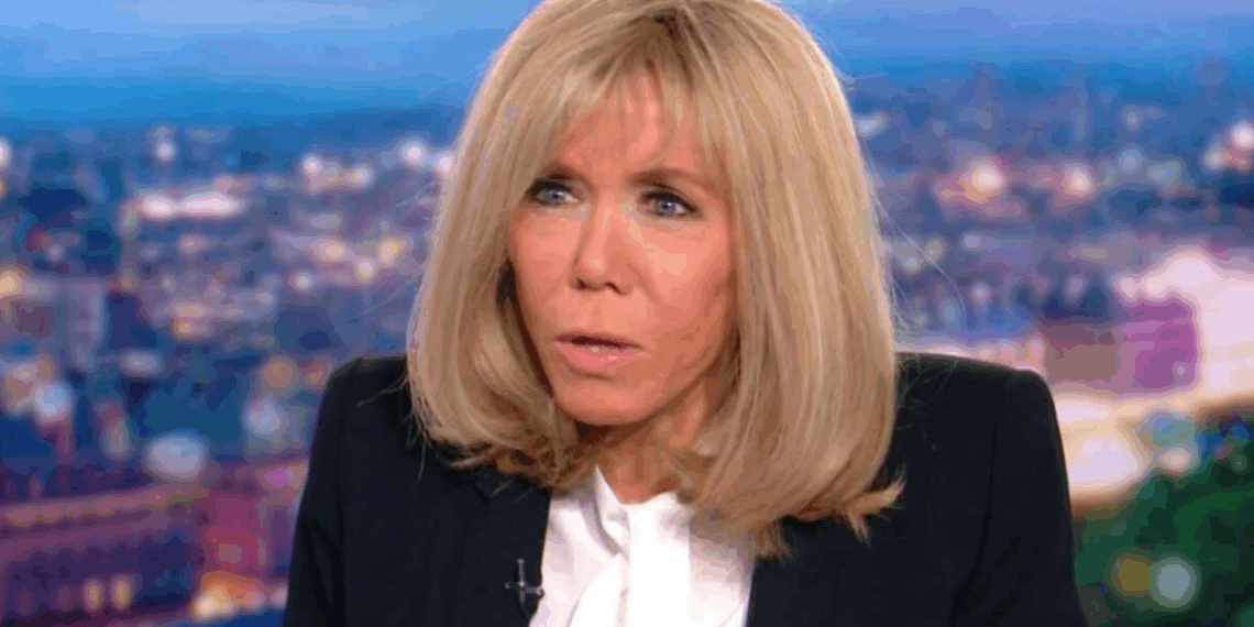 Brigitte Macron au JT de TF1 : cet étrange détail physique qui saute aux yeux 3 Brigitte Macron au JT de TF1 : cet étrange détail physique qui saute aux yeux Brigitte Macron au JT de TF1 : cet étrange détail physique qui saute aux yeux
