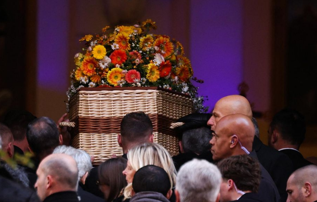 Obsèques de Brigitte Bardot : son fils Nicolas apparaît pour la première fois 2 Obsèques de Brigitte Bardot : son fils Nicolas apparaît pour la première fois Capture decran 2026 01 07 142242