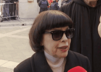 « C&rsquo;est la France » : Mireille Mathieu fond en larmes en direct aux obsèques de Brigitte Bardot (VIDEO)