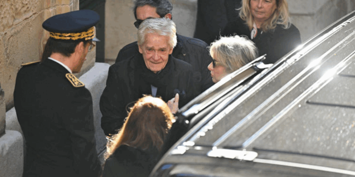 Obsèques de Brigitte Bardot : son mari Bernard d’Ormale effondré, les images déchirantes devant l’église