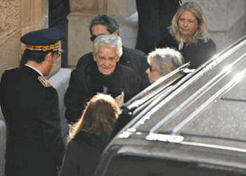 Obsèques de Brigitte Bardot : son mari Bernard d’Ormale effondré, les images déchirantes devant l’église