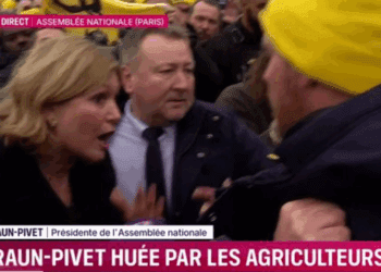 Braun-Pivet huée, visée par un projectile puis exfiltrée en allant à la rencontre des agriculteurs