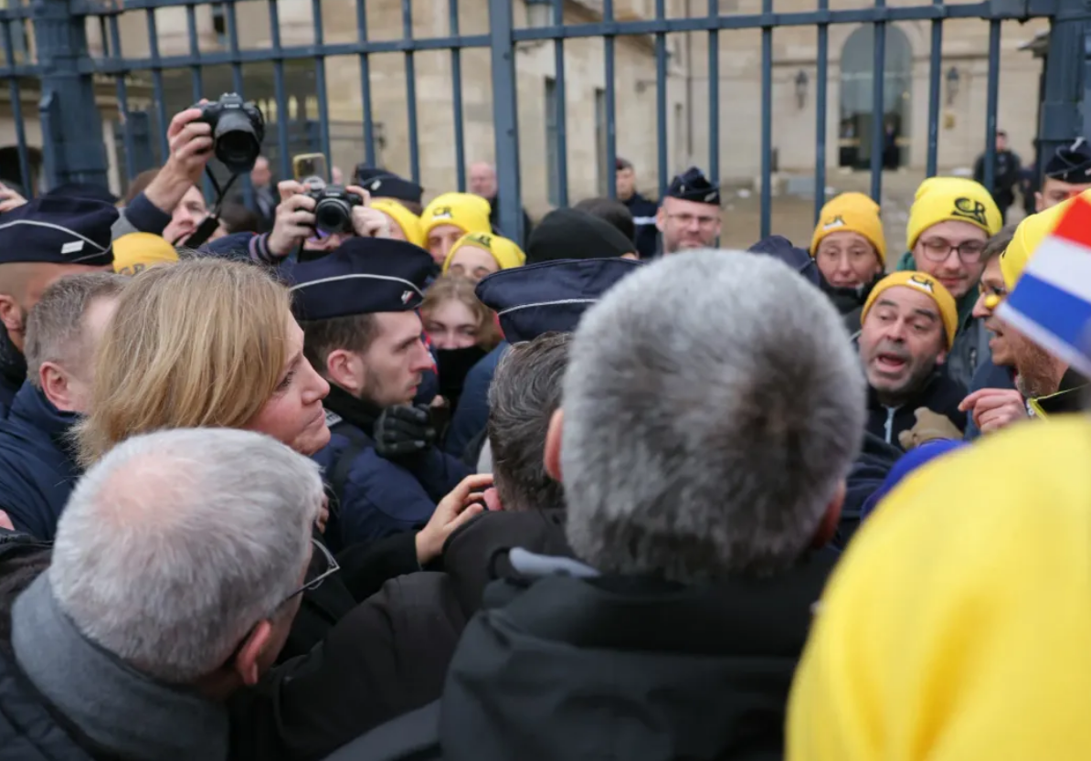 Braun-Pivet huée, visée par un projectile puis exfiltrée en allant à la rencontre des agriculteurs 3 Braun-Pivet huée, visée par un projectile puis exfiltrée en allant à la rencontre des agriculteurs Capture decran 2026 01 08 140325
