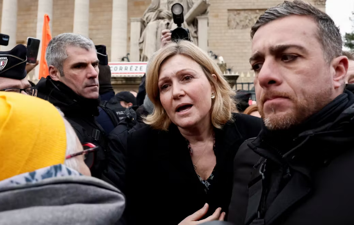 Braun-Pivet huée, visée par un projectile puis exfiltrée en allant à la rencontre des agriculteurs 4 Braun-Pivet huée, visée par un projectile puis exfiltrée en allant à la rencontre des agriculteurs Capture decran 2026 01 08 140330