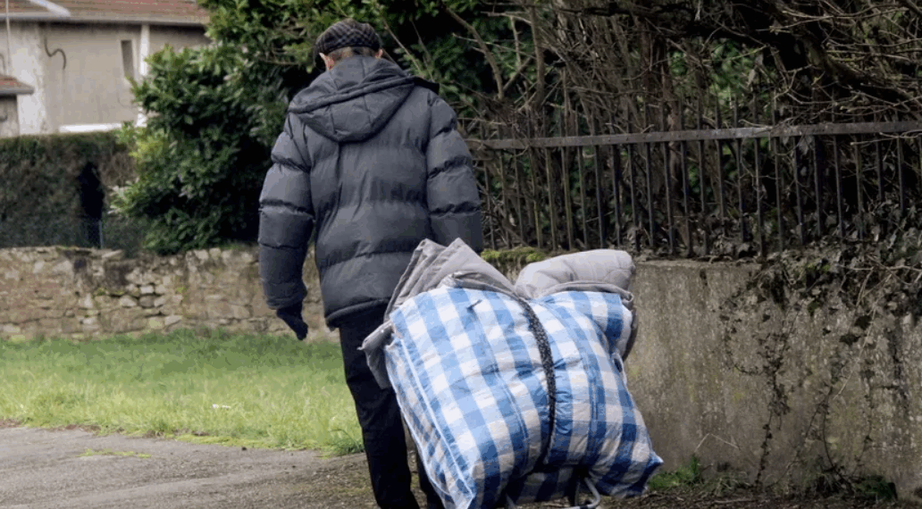 Expulsés de leur logement social juste avant la trêve hivernale, Marie et Philippe ont dû dormir dans une Peugeot malgré le froid hivernal