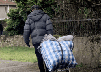 Expulsés de leur logement social juste avant la trêve hivernale, Marie et Philippe ont dû dormir dans une Peugeot malgré le froid hivernal