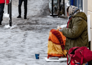 « J’ai que 700€ de retraite » : le quotidien glaçant d’une octogénaire obligée de mendier même par grand froid