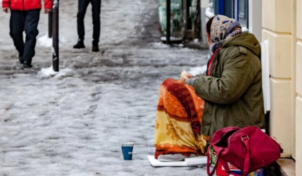 « J’ai que 700€ de retraite » : le quotidien glaçant d’une octogénaire obligée de mendier même par grand froid