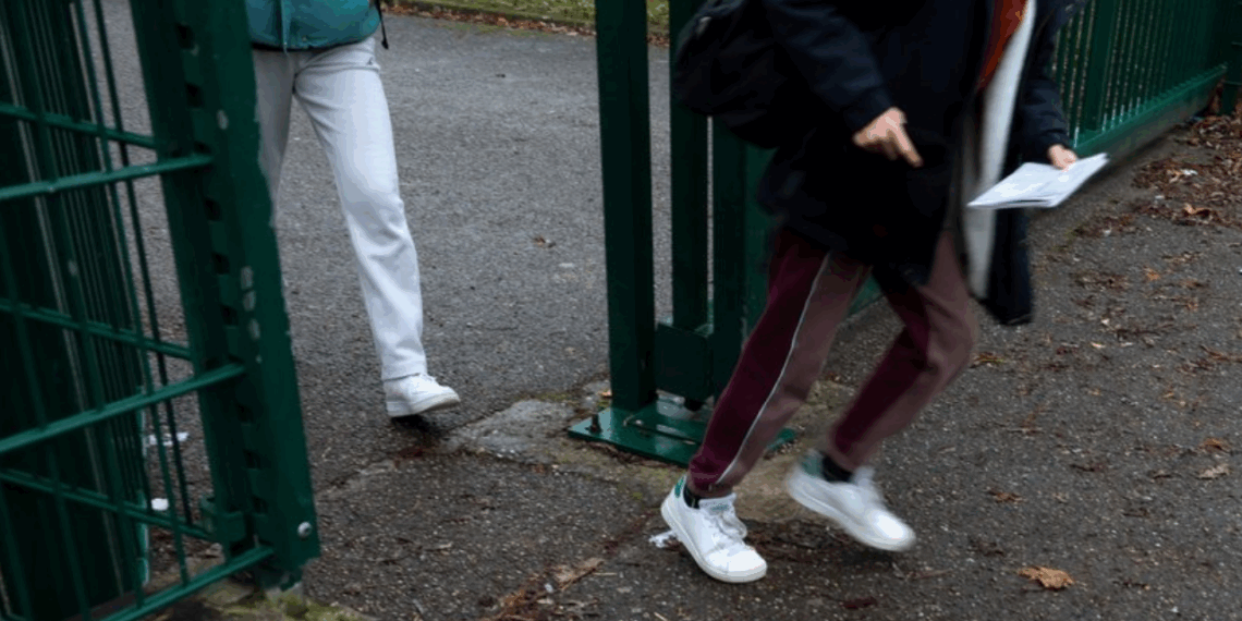 Son fils de 12 ans imite sa signature pour le collège, le père le gifle, les profs alertent la justice