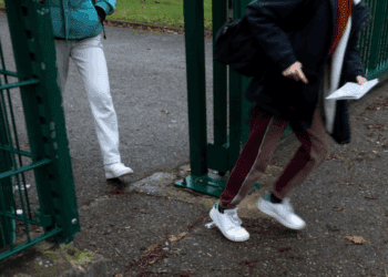 Son fils de 12 ans imite sa signature pour le collège, le père le gifle, les profs alertent la justice