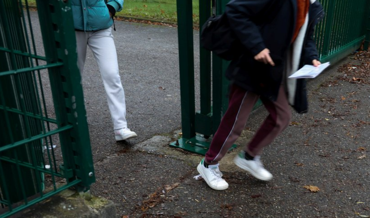 Son fils de 12 ans imite sa signature pour le collège, le père le gifle, les profs alertent la justice 4 Son fils de 12 ans imite sa signature pour le collège, le père le gifle, les profs alertent la justice Capture decran 2026 01 09 192727