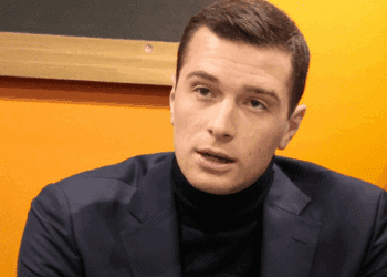 « Incompétent, ignorant… » : François Hollande, 71 ans, ne mâche pas ses mots sur Jordan Bardella