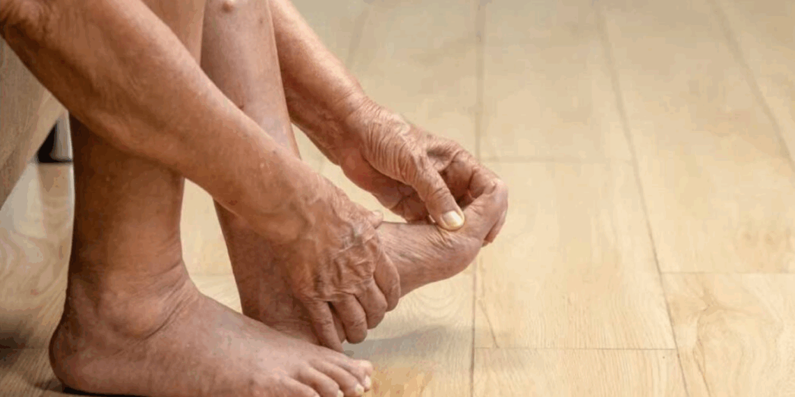 Un signe à ne pas ignorer après 50 ans : un cardiologue alerte sur ce symptôme au niveau des pieds qui révèle une insuffisance cardiaque