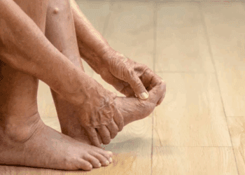 Un signe à ne pas ignorer après 50 ans : un cardiologue alerte sur ce symptôme au niveau des pieds qui révèle une insuffisance cardiaque