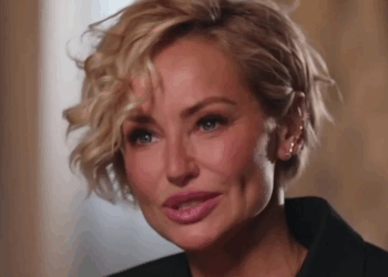 Derrière le glamour, Adriana Karembeu confesse une habitude cracra : « ll arrive que je ne me… »