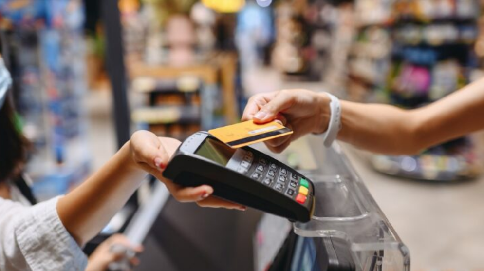 Vous utilisez le mode de paiement sans contact? Attention à l&rsquo;arnaque au morceau de scotch