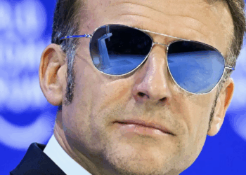 Emmanuel Macron et ses lunettes : prix, marque… Ce qu’il faut savoir sur la paire dont tout le monde parle