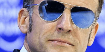 Emmanuel Macron et ses lunettes : prix, marque… Ce qu’il faut savoir sur la paire dont tout le monde parle