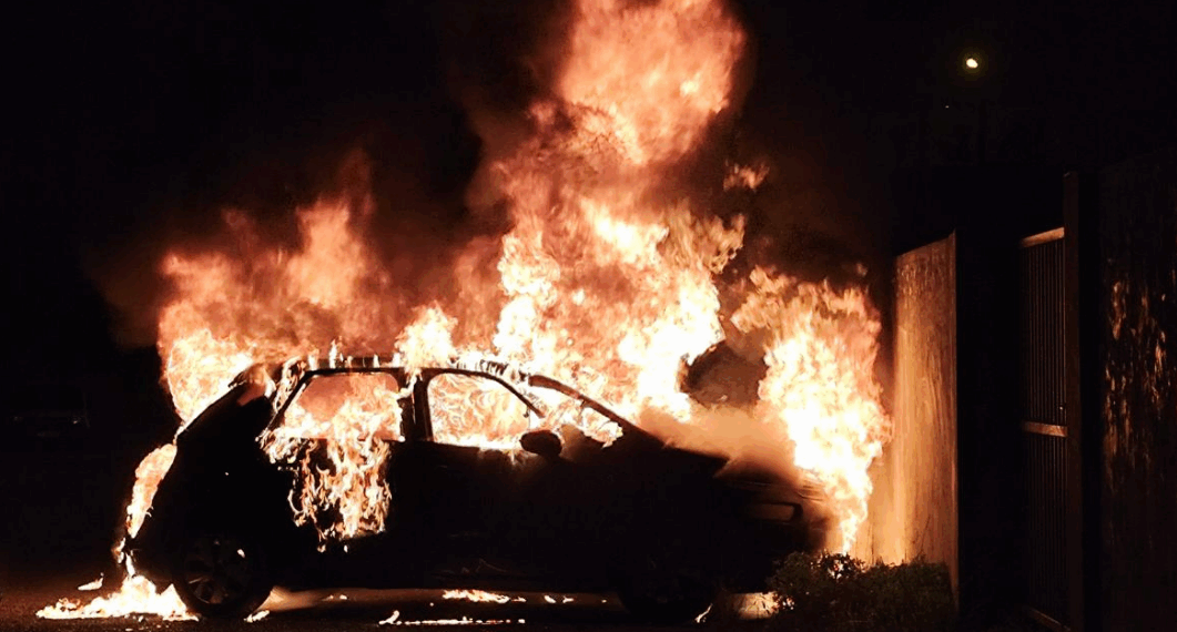 Un adolescent perd un œil en mettant le feu à une voiture près de Bordeaux