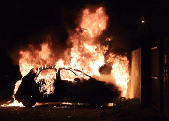 Un adolescent perd un œil en mettant le feu à une voiture près de Bordeaux