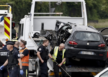 En voyant la police, ils accélèrent : au volant d’une puissante berline, ils entre en collision avec une famille