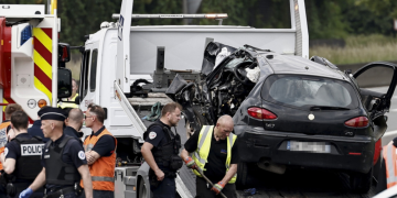 En voyant la police, ils accélèrent : au volant d’une puissante berline, ils entre en collision avec une famille