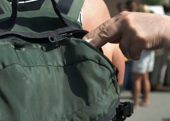 Une touriste en colère attrape une ado pickpocket par les cheveux et l&rsquo;oblige à rendre tout ce qu&rsquo;elle a volé