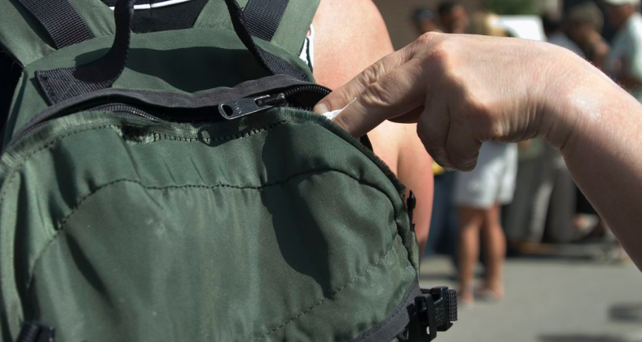 Une touriste en colère attrape une ado pickpocket par les cheveux et l&rsquo;oblige à rendre tout ce qu&rsquo;elle a volé