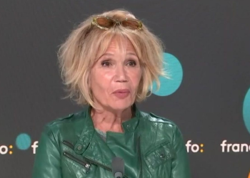 Clémentine Célarié (68 ans) révèle le nom du chanteur qu&rsquo;elle a invité dans son… : « Il n&rsquo;a pas voulu… »