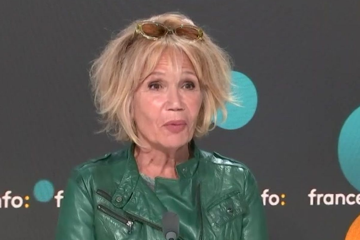 Clémentine Célarié (68 ans) révèle le nom du chanteur qu&rsquo;elle a invité dans son… : « Il n&rsquo;a pas voulu… »