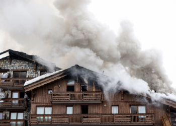 Les images impressionnantes de l&rsquo;incendie qui a détruit un hôtel cinq étoiles à Courchevel