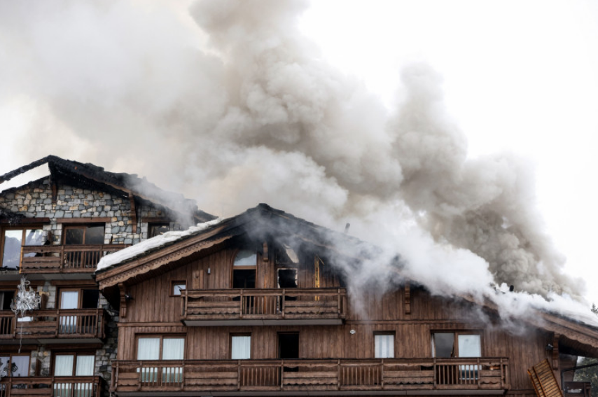 Les images impressionnantes de l&rsquo;incendie qui a détruit un hôtel cinq étoiles à Courchevel