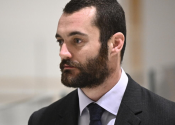 Le Président payé au Smic, « du gauchisme démagogique » pour Louis Sarkozy qui veut des politiques « mieux payés »