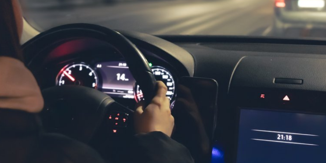 Il l&rsquo;agresse après sa sortie d&rsquo;une discothèque, elle le prend en chasse et lui roule dessus