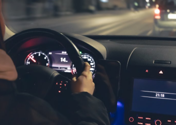 Il l&rsquo;agresse après sa sortie d&rsquo;une discothèque, elle le prend en chasse et lui roule dessus