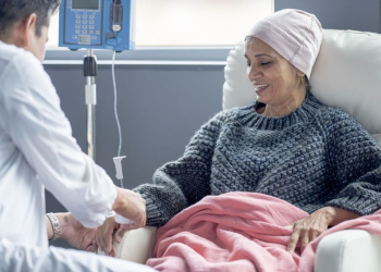 Cancer après 50 ans : ce symptôme nocturne que les femmes prennent (à tort) pour la ménopause