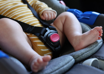 Sans assurance, il roulait à toute allure avec son bébé à l’arrière : un père de famille contrôlé à 154 km/h sur une départementale