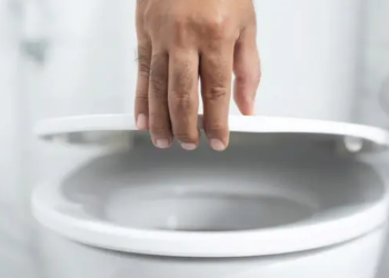 Ce que beaucoup font dans les toilettes publiques est dangereux, un médecin met en garde : « les pieds… »