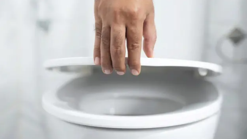 Ce que beaucoup font dans les toilettes publiques est dangereux, un médecin met en garde : « les pieds… »