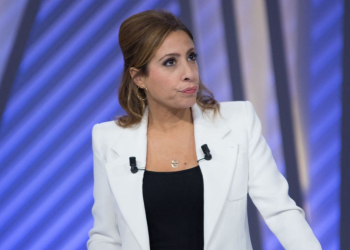 Léa Salamé « lourdement » draguée par ce politicien « très connu », elle balance : « Les femmes de 40 ans sont… »