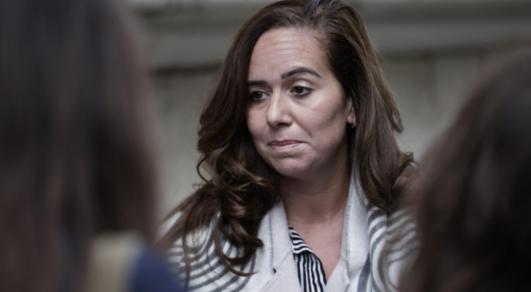 Sarah Knafo : « On nous a dit qu&rsquo;il descendait du singe », sa sortie lunaire en pleine campagne des Municipales