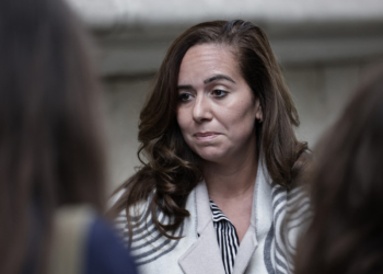 Sarah Knafo : « On nous a dit qu&rsquo;il descendait du singe », sa sortie lunaire en pleine campagne des Municipales